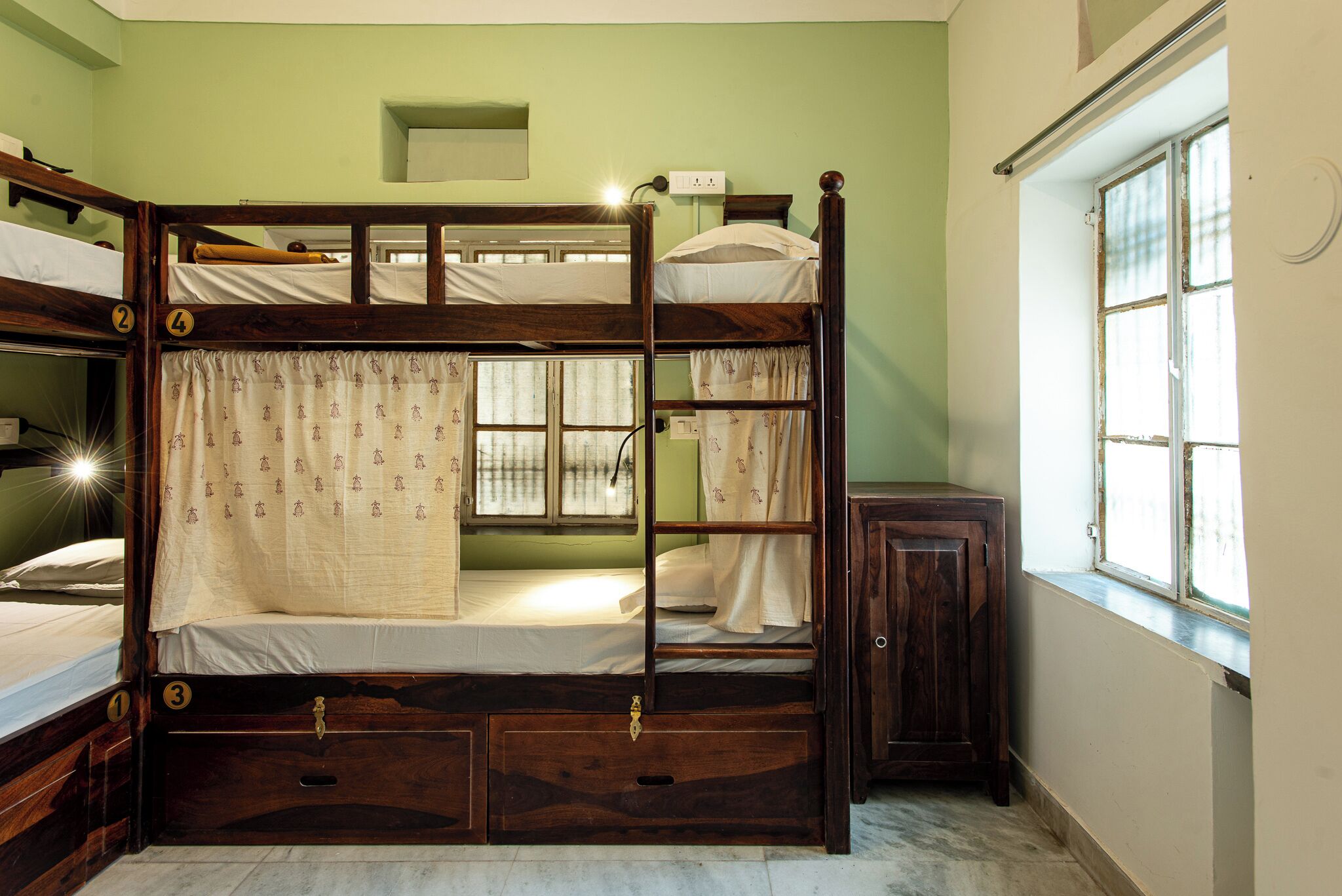 Decoración personalizada, muebles diferentes y wifi gratis 