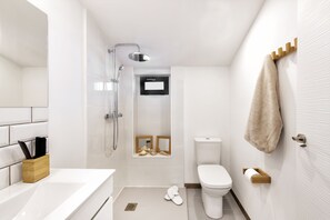Chambre Double, terrasse | Salle de bain