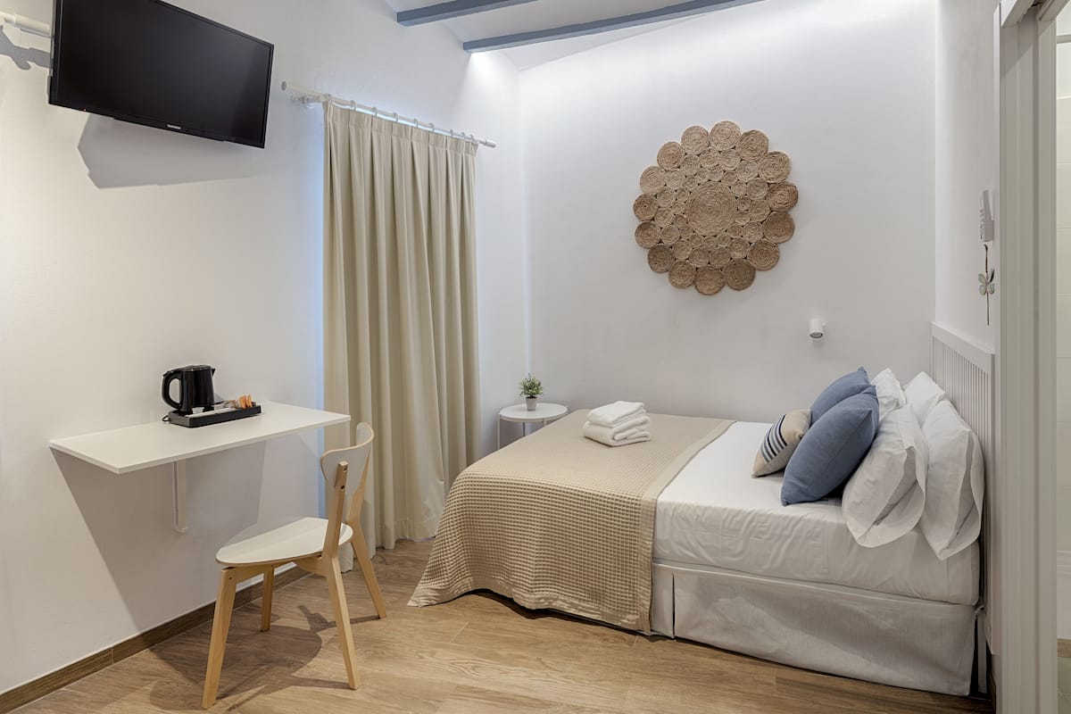 Eenvoudige tweepersoonskamer | Luxe beddengoed, een minibar, een kluis op de kamer