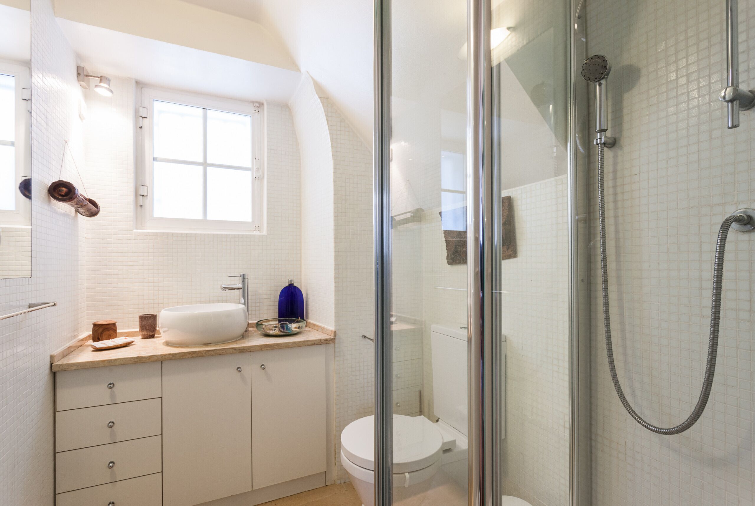 Shower, hair dryer, towels, shampoo