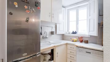 Geladeira, micro-ondas, fogão, lava-louças