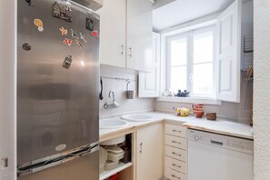 Réfrigérateur, micro-ondes, four, lave-vaisselle