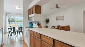 Een koelkast, een magnetron, een oven, een kookplaat