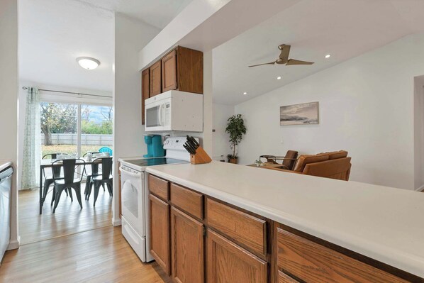 Refrigerador, microondas, horno y parrilla de estufa 