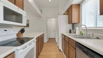 冰箱、微波炉、烤箱、炉灶