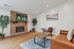 Televisión y oficina 