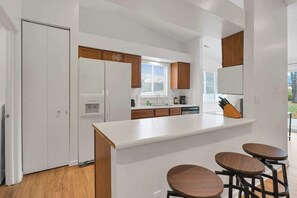 Een koelkast, een microgolfoven, een oven, een kookplaat