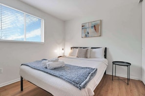 3 habitaciones, tabla de planchar con plancha, wifi y ropa de cama 