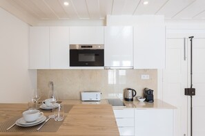 Kühlschrank, Mikrowelle, Wasserkocher mit Kaffee-/Teezubehör, Toaster