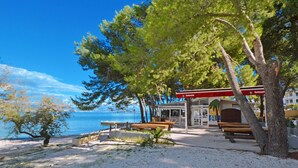 A beachside parking area with benches, a kiosk, and a view of the sea. - LOZA 2, 4+1 Sea View apt with Garden, 80m from sea (Slatine)