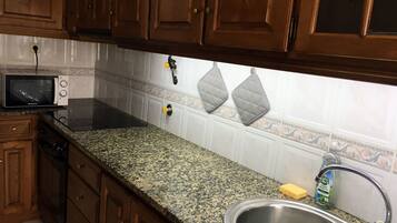 Fridge, oven, stovetop, electric kettle