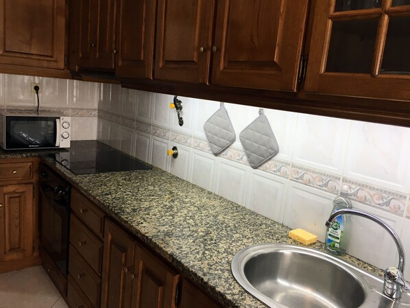Frigorífico, horno, placa de cocina y hervidor eléctrico
