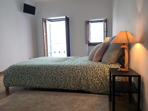 1 slaapkamer, een bureau, geluiddichte muren