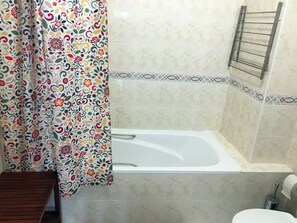 Een bad/douchecombinatie, gratis toiletartikelen, een haardroger