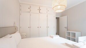 3 bedrooms, iron/ironing board, WiFi (free), bed sheets