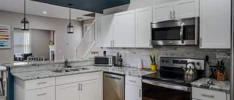 Een koelkast, een magnetron, een oven, een kookplaat