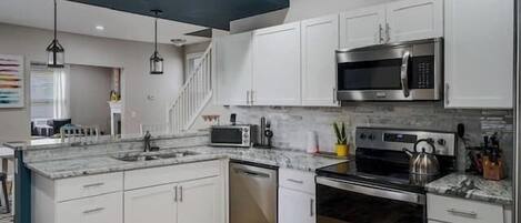 Een koelkast, een microgolfoven, een oven, een kookplaat