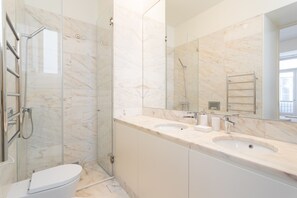 Douche, séchoir à cheveux, serviettes fournies, shampooing