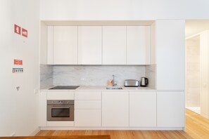 Réfrigérateur, un four, lave-vaisselle, cafetière-théière