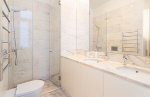 Dusche, Haartrockner, Handtücher