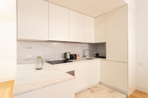 Kühlschrank, Mikrowelle, Ofen, Geschirrspüler