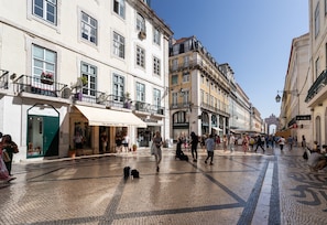 A bustling square with historic buildings, shops, and a cobblestone pavement. - FLH Downtown Central Flat with Balcony (Lisbon)