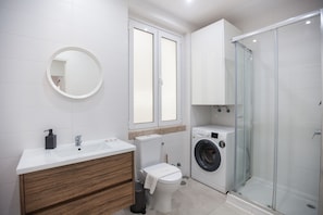 Shower, hair dryer, towels - FLH Downtown Central Flat with Balcony (Lisbon)