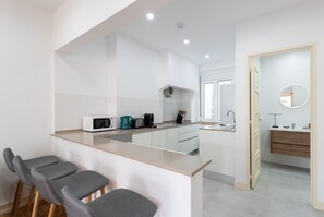 Kjøleskap, mikrobølgeovn, ovn og kaffetrakter/tekoker