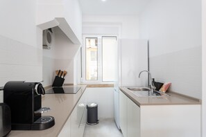 Refrigerador, microondas, horno y cafetera y tetera 