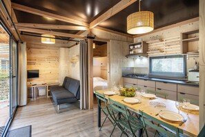 Mobile Home | Coin séjour | Télévision à écran plat, table de tennis de table