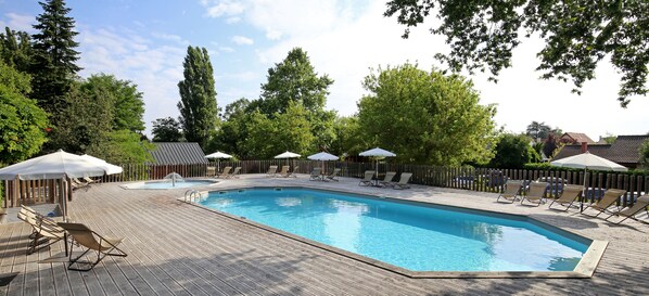 Seasonal outdoor pool, pool loungers