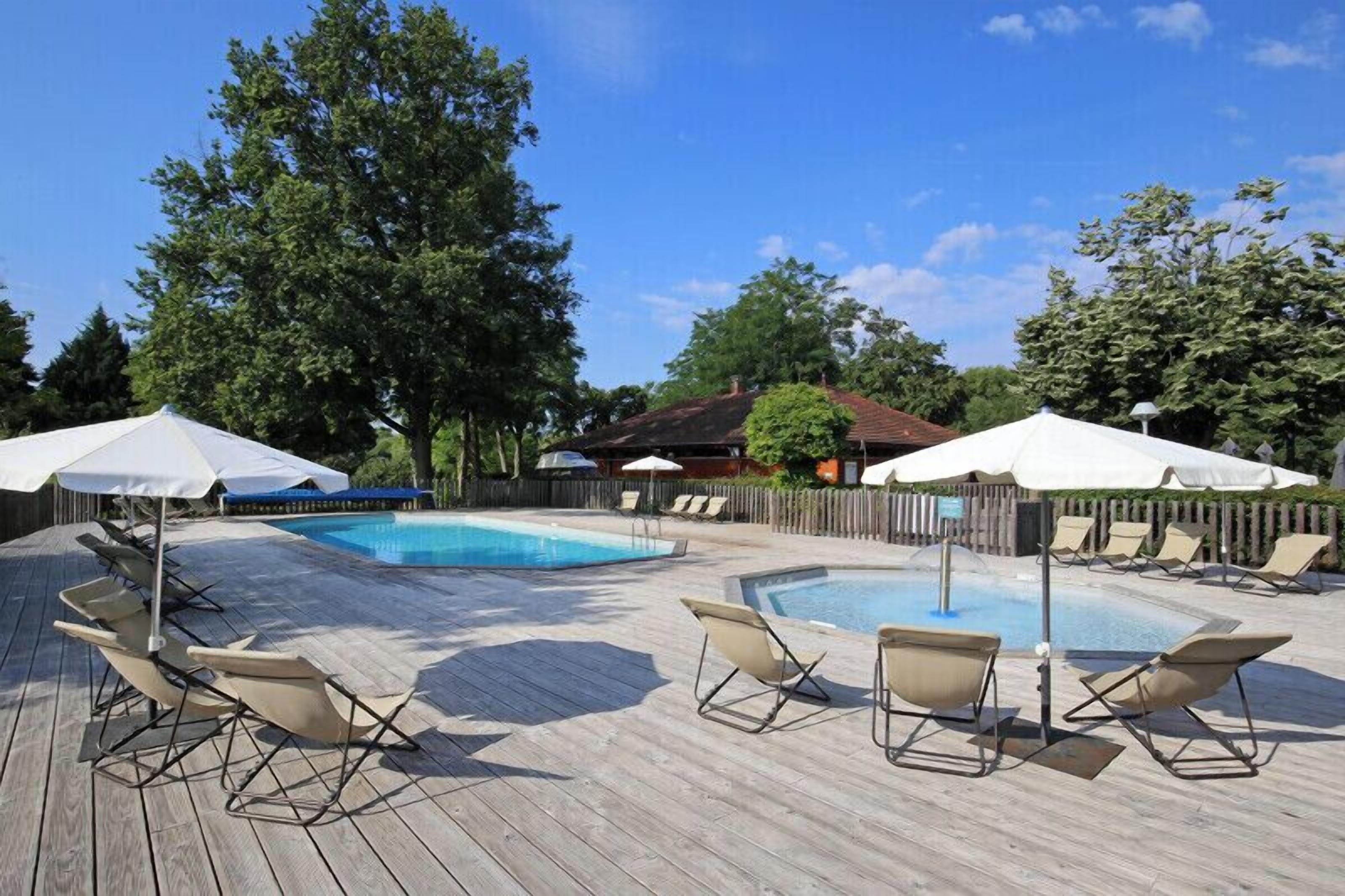 Piscina externa sazonal, funciona das 9h às 20h, guarda-sóis