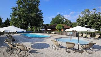 Piscina externa sazonal, funciona das 9h às 20h, guarda-sóis