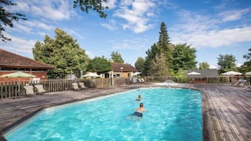Kolam renang outdoor musiman, dengan payung kolam renang