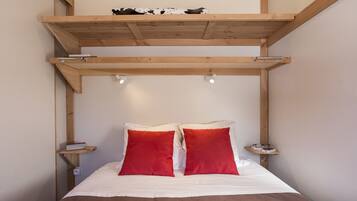 2 chambres, lits bébé (en supplément), draps fournis