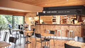 A café with wooden furniture and a service counter. - Camping de l'Ill Colmar (Horbourg-Wihr)