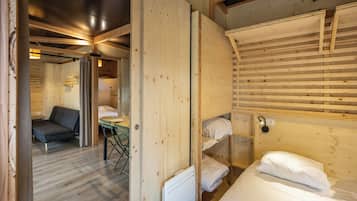 Mobil Karavan | 2 kamar tidur, tempat tidur bayi (biaya tambahan), dan seprai linen