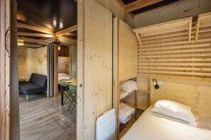 Mobil Karavan | 2 kamar tidur, tempat tidur bayi (biaya tambahan), dan seprai linen