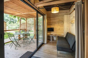 Trailer | Área de estar | TV de tela plana, mesa de pingue-pongue