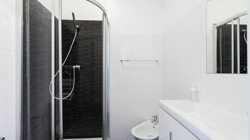 Dusche, Haartrockner, Handtücher