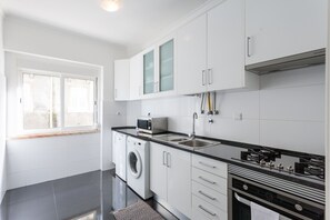 Fridge, microwave, oven, coffee/tea maker