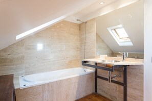 Badewanne, Haartrockner, Handtücher