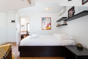 Une chambre à coucher moderne avec un grand lit, un petit bureau et une figurine de tortue.