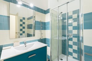 Douche, sèche-cheveux, serviettes fournies