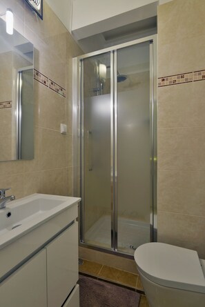 Een douche, een haardroger, handdoeken