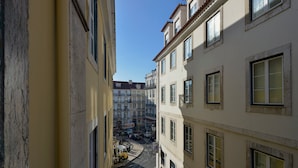 Eine schmale Straße zwischen Häusern mit blauem Himmel.