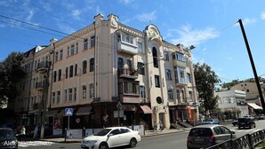 Un edificio de varios pisos con estilo arquitectónico clásico, que cuenta con balcones y grandes ventanas.