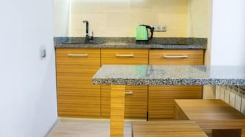 Frigorífico pequeño, microondas, placa de cocina y hervidor eléctrico