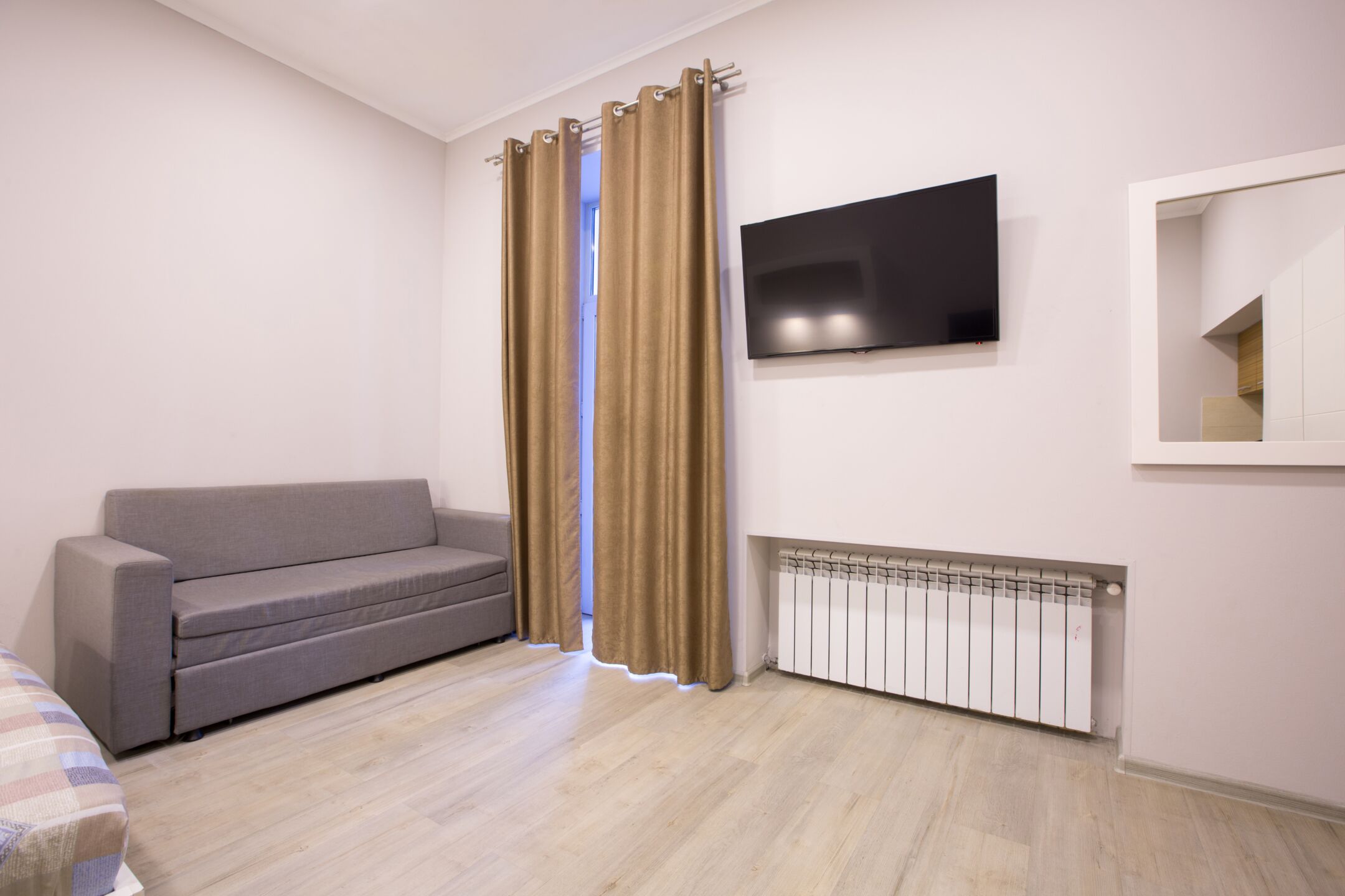 Deluxe-Vierbettzimmer | Fernseher