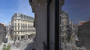 A multi-story building with a curved facade, large windows, and a prominent entrance. - FLH Sá da Bandeira Luxury Apartment (Oporto)